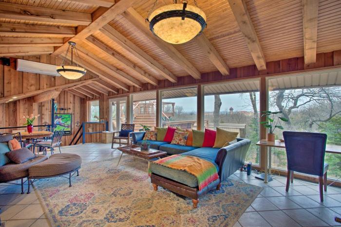 Wooded Retreat with Fire Pit, half Mi to Marina!