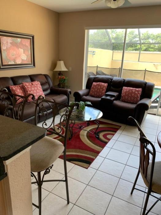 3 BR 2 Miles to Disney, pool, free WiFi and more townhouse