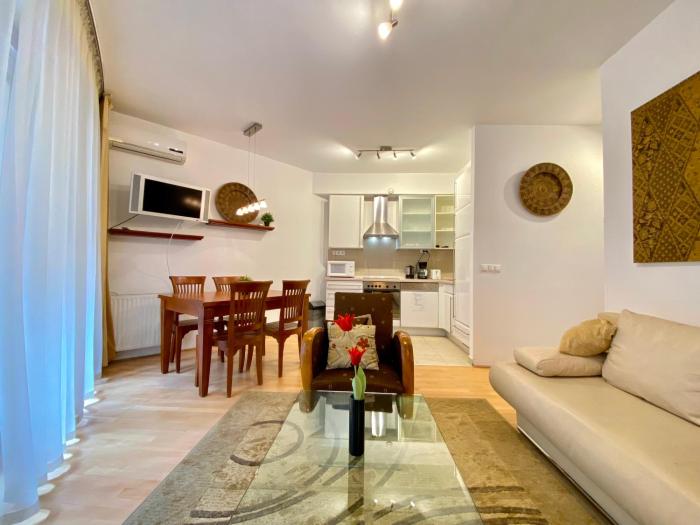 Downtown Vibe-Király II apts w private balcony