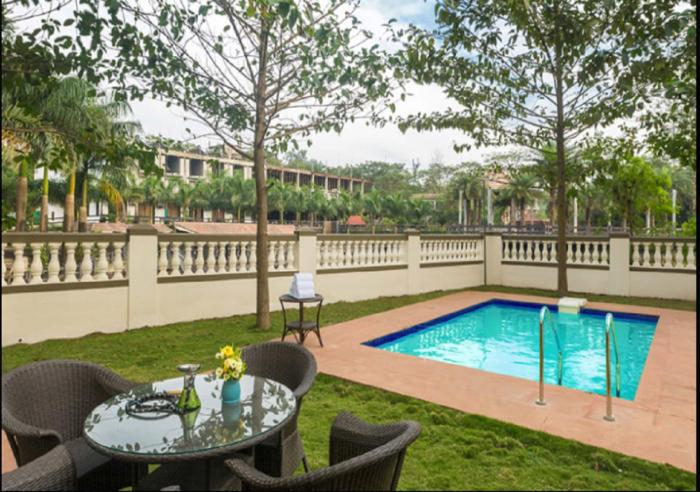 StayVistas Greenwoods Villa 7 - City-Center Villa with Private Pool, Terrace, Lift & Ping-Pong Table