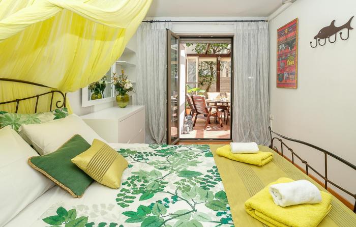 Yellow Sun Marine Apt