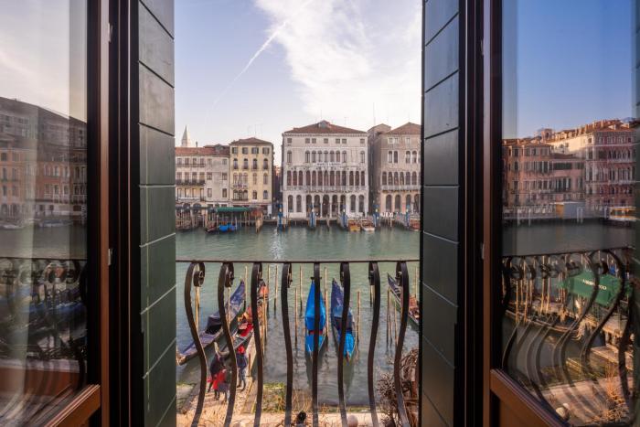 Design Apartment with Balcony on the Grand Canal R&R