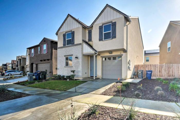 4 Mi to City Center Family-Friendly Retreat!