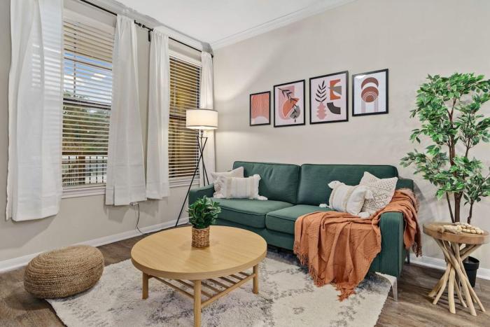 New! King Bed Trendy 1 BR Resort Style w Pool