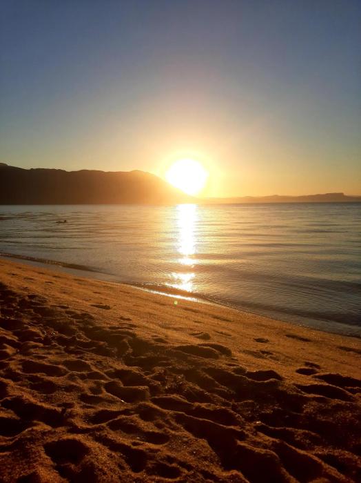 Pé na areia, casa na praia de frente para o mar