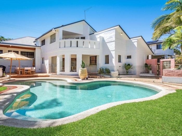 Le Dog Beach Club - chic home with pool