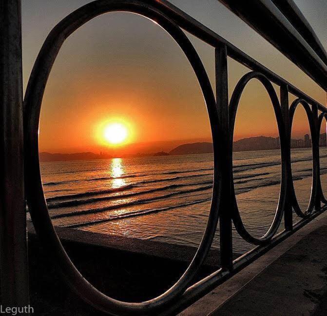 Em 5 minutos a pé tá na praia e no Shopping Praiamar Corporate, 2 quartos com ar condicionado, 2 banheiros, portaria 24 horas, elevador, 1 vaga carro gratuita, wi-fi, pets ok, enxoval, horário flexível!