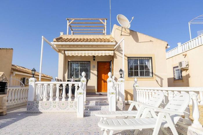 Spacious 2 Bed Detached Villa with communal pool
