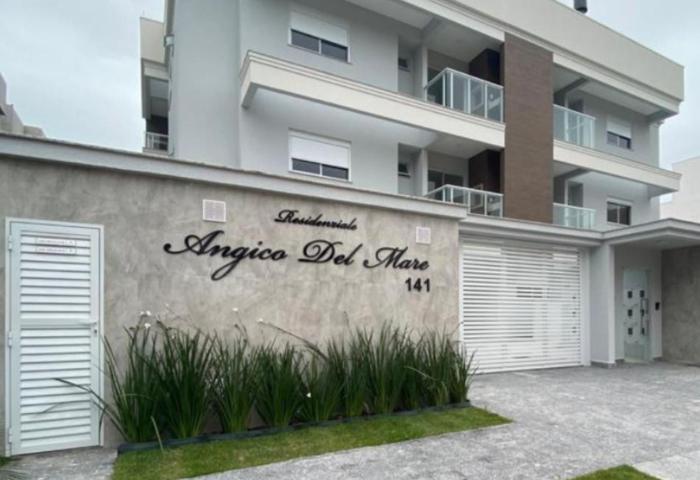 Apto na praia de Palmas, climatizado, com piscina, próximo ao mar e com jardim privativo