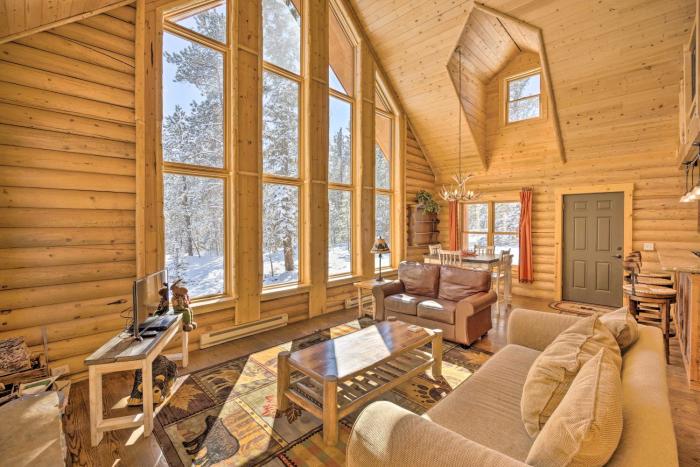 Sunny Forest Cabin w Views of Pikes Peak Mtn!