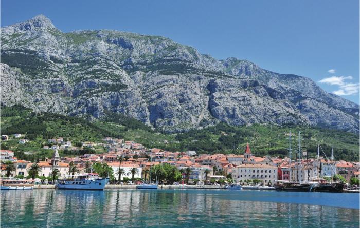 Lovely Apartment In Makarska With Wifi