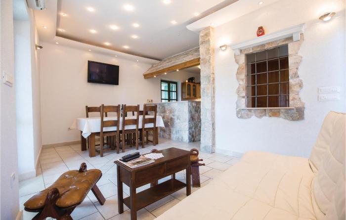 Stunning Home In Baska Voda With 3 Bedrooms, Jacuzzi And Wifi