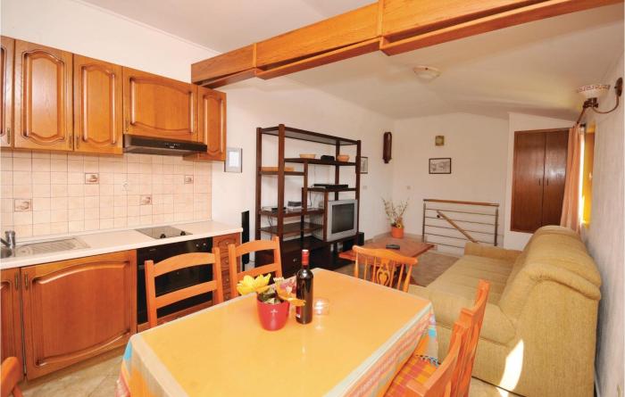 Amazing Apartment In Kastel Stari With 1 Bedrooms And Wifi