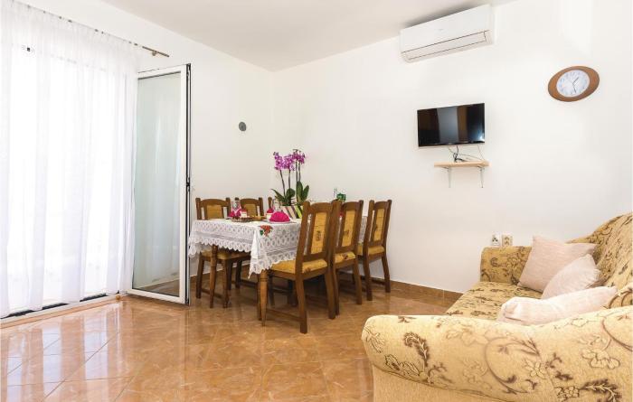 Stunning Apartment In Vodice With 4 Bedrooms And Wifi