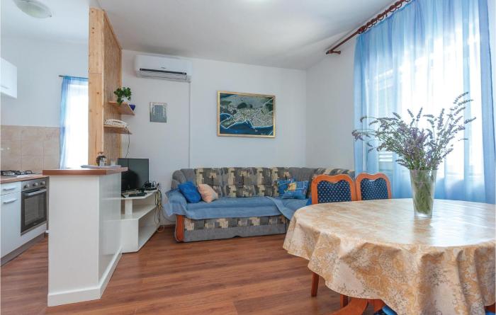 Amazing Apartment In Raslina With 2 Bedrooms