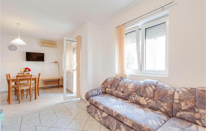 1 Bedroom Gorgeous Apartment In Marsici