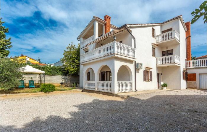 2 Bedroom Awesome Apartment In Omisalj