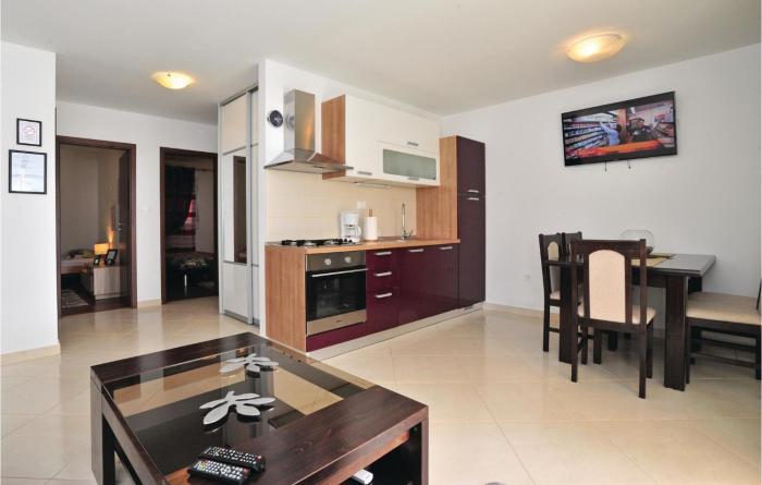 Awesome Apartment In Zatoglav With 4 Bedrooms, Jacuzzi And Wifi