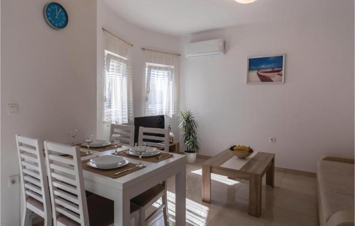 1 Bedroom Lovely Apartment In Komarna