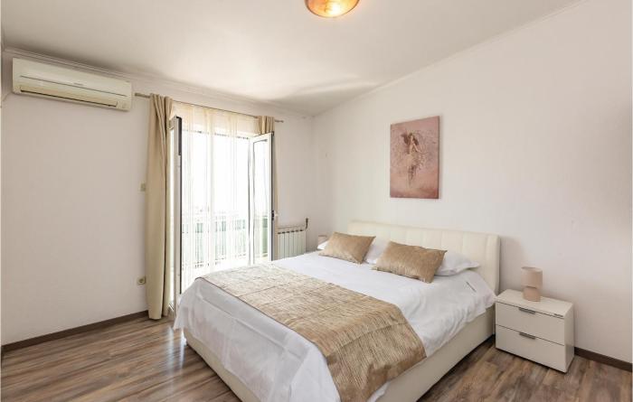 2 Bedroom Cozy Apartment In Makarska