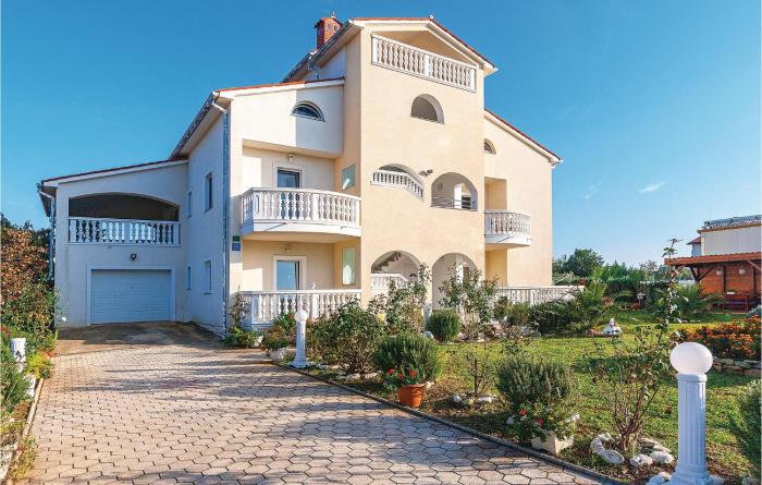 4 Bedroom Gorgeous Apartment In Pula