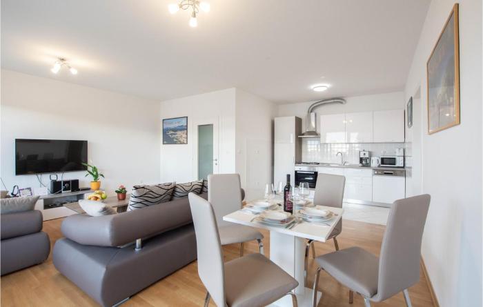 Stunning Apartment In Podstrana