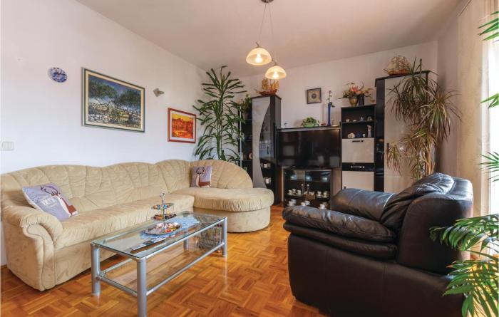 Beautiful Apartment In Plano With 3 Bedrooms, Wifi And Outdoor Swimming Pool