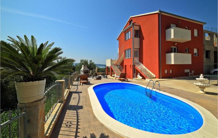 Nice Apartment In Kastel Gomilica With 2 Bedrooms, Wifi And Outdoor Swimming Pool