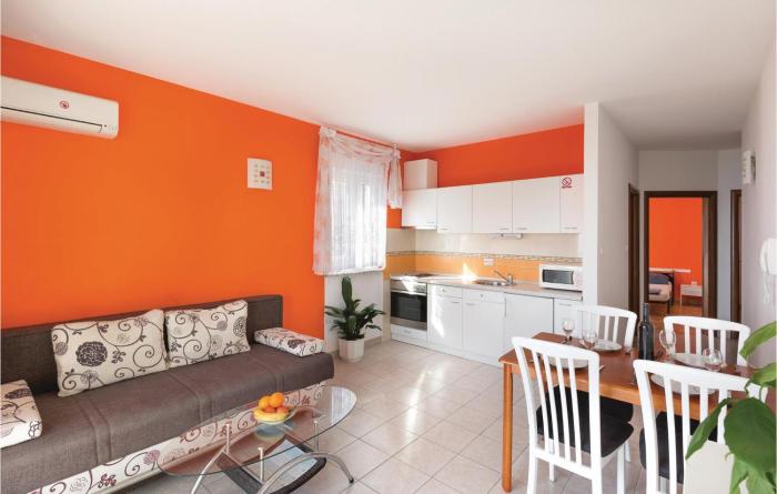 Awesome Apartment In Makarska With 2 Bedrooms And Wifi