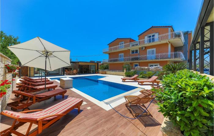 Stunning Apartment In Kastel Stari With 2 Bedrooms, Wifi And Outdoor Swimming Pool