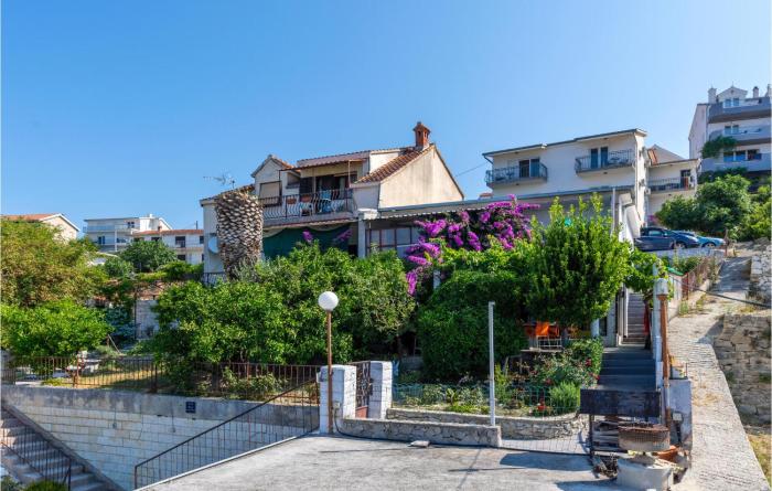 2 Bedroom Cozy Apartment In Podstrana