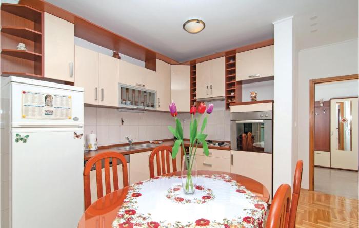 Nice Apartment In Misevac With Wifi