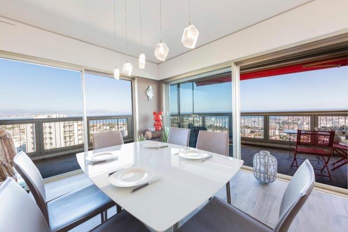 Le Chambord Stylish 2-bedroom apartment with breathtaking view in Antibes!