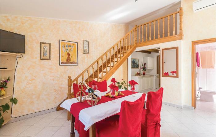 2 Bedroom Gorgeous Home In Pula
