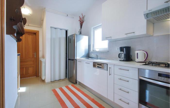 Cozy Apartment In Medulin With Kitchen