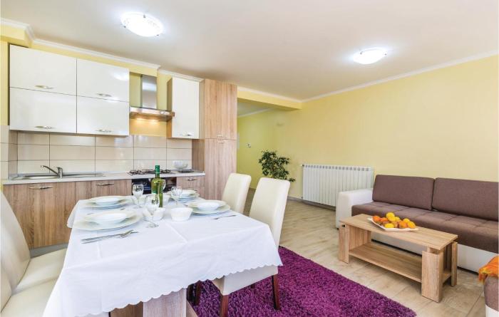 Stunning Apartment In Cavle With 2 Bedrooms And Wifi