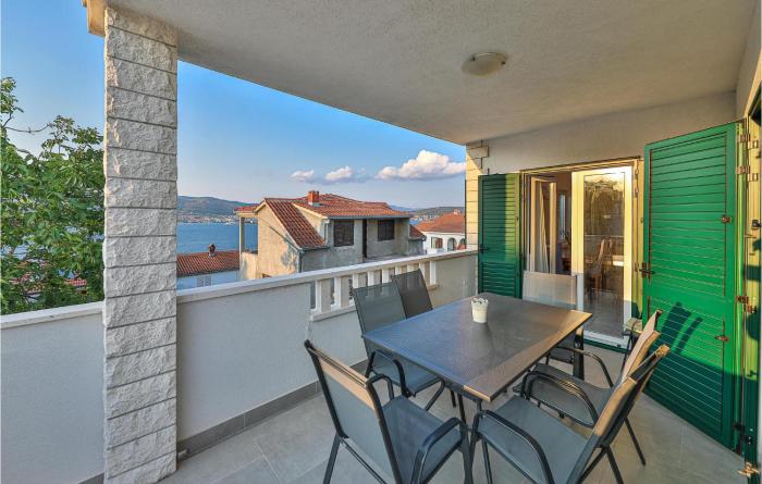 Stunning Apartment In Okrug Donji With 4 Bedrooms, Wifi And Outdoor Swimming Pool