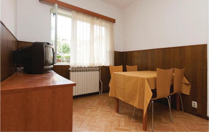 Gorgeous Apartment In Rovinj With Kitchen