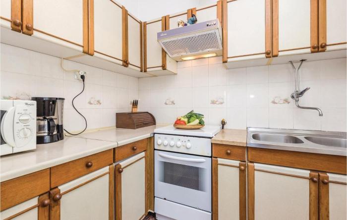 Awesome Apartment In Lovran With 3 Bedrooms And Wifi