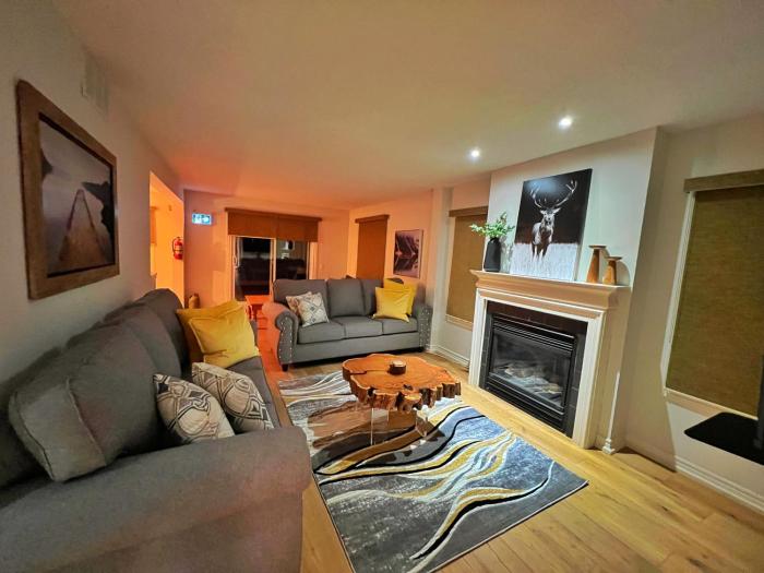 Chalet Blue Mountain 3BR & 3BTH Walk-in to Village
