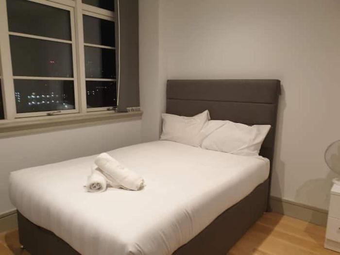 CITY SKYLINE VIEWS 1Bed Studio Apartment Free WIFI & Netflix Sleeps 3 Perfect for Solo & Coupled Travelers