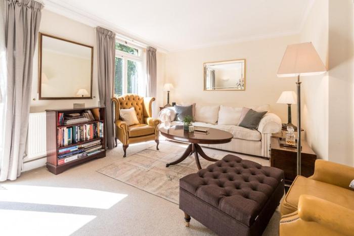Elegant 3 Bedroom Home Located in South Kensington