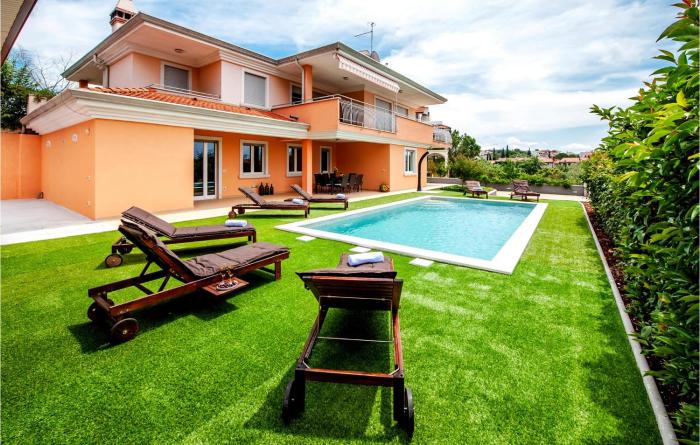 Stunning home in Rovinjsko Selo with WiFi Heated swimming pool and 4 Bedrooms