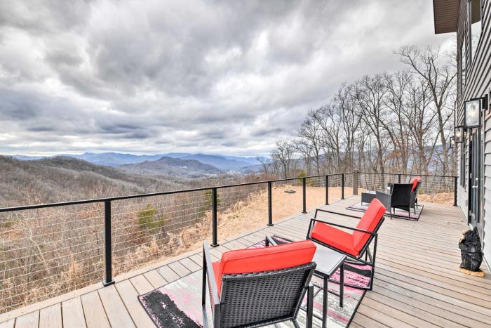 Scenic Hillside Cabin in Sylva w Hot Tub & Views!
