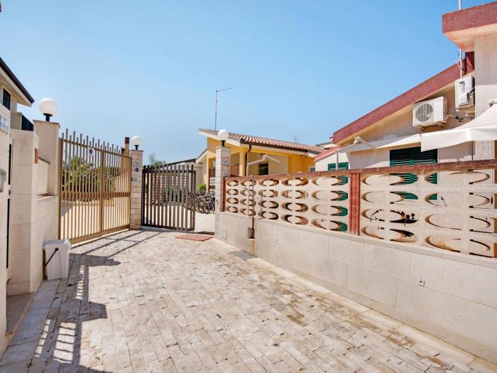 Beachside Getaway w Garden