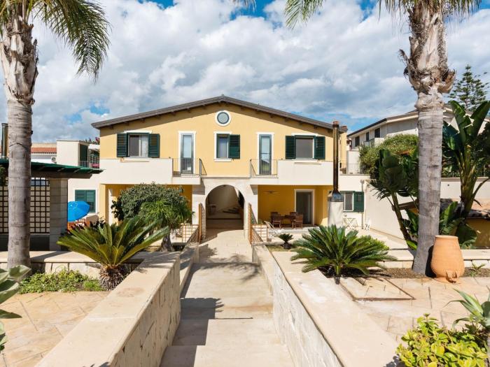 Seaside Apartment with BBQ & Garden