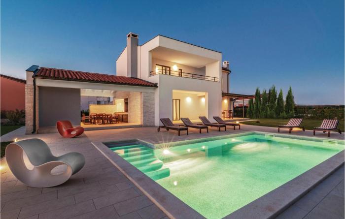 Amazing Home In Valbandon With Wifi, Outdoor Swimming Pool And Heated Swimming Pool