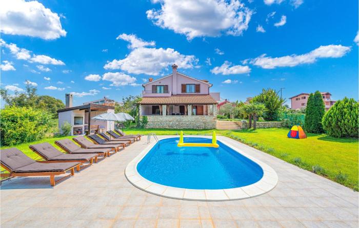 Stunning Home In Bale With 4 Bedrooms, Wifi And Outdoor Swimming Pool