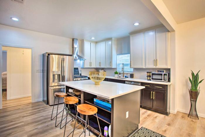 4 Mi to Dtwn Dallas Home with Fire Pit and Gazebo