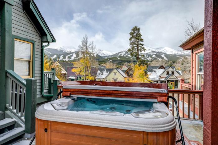 Wendall Square Downtown Townhome: Views w Hot Tub